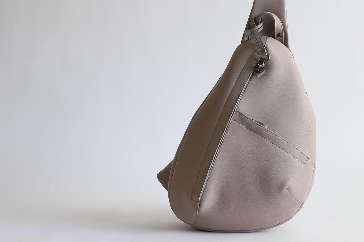 美品✨ビースタッフ　レザー　ボディバッグ　ワンショルダー 本革ボディバッグ 小サイズ | - B.stuff online store