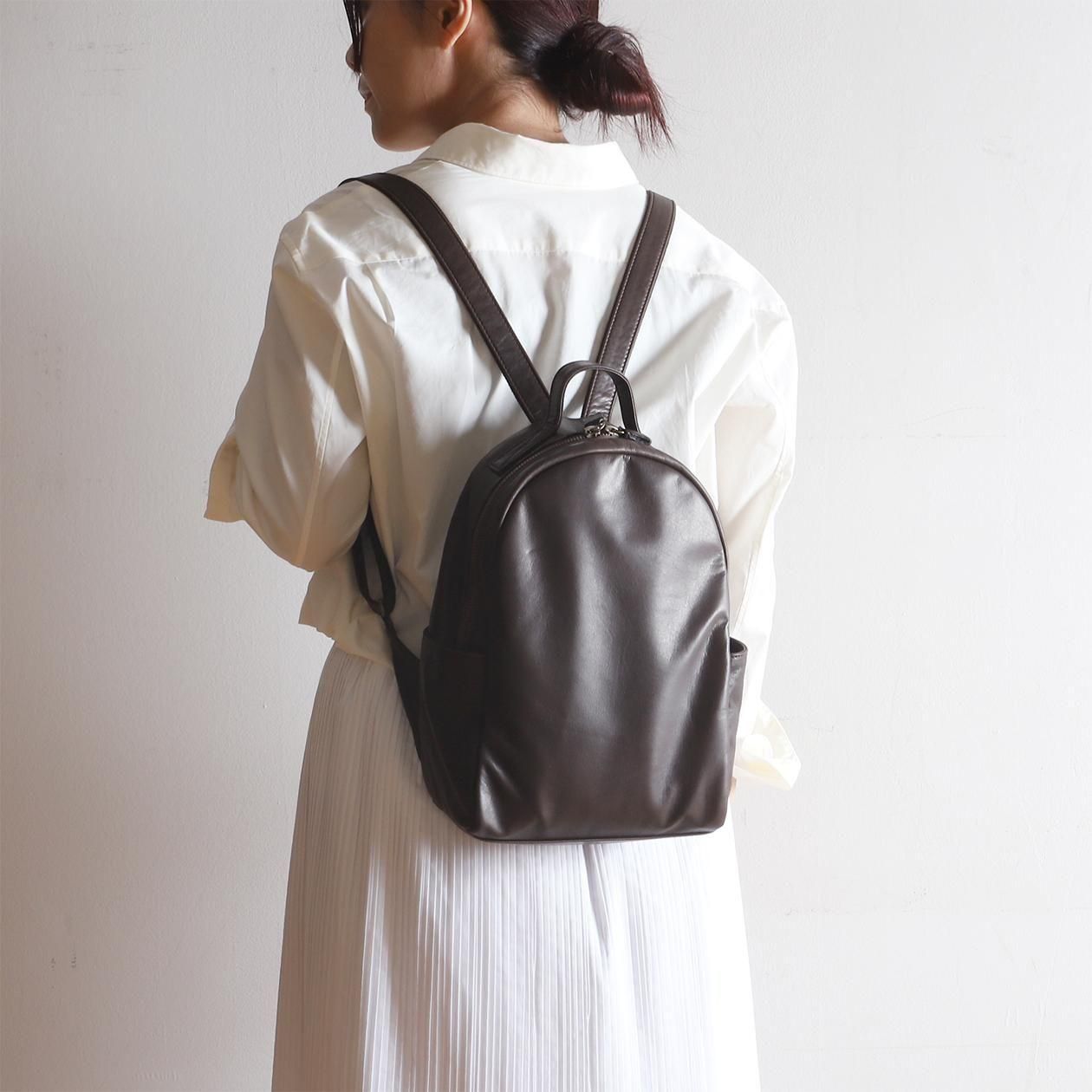 【美品】ビースタッフ/アンティーク加工ソフトレザーリュック/牛革/ブラック 美品】ビースタッフ/アンティーク加工ソフトレザーリュック/牛革