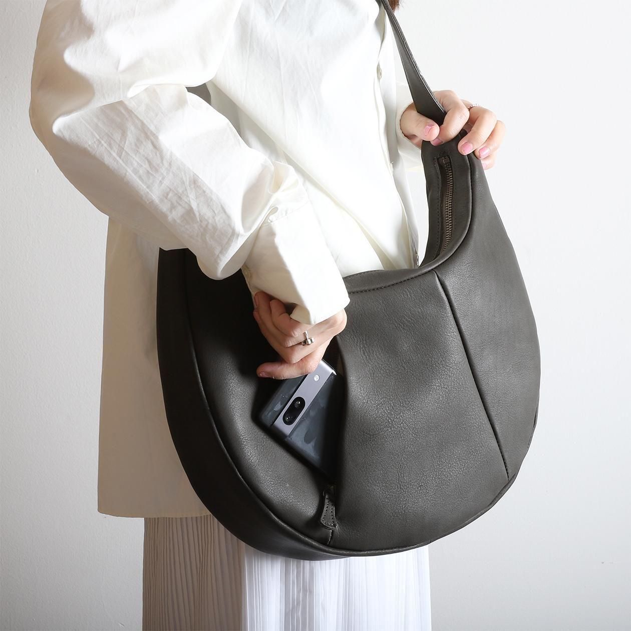 【美品】bstuff 本革 ショルダーバッグ 本革ルナショルダーバッグ | 7159 - B.stuff online store｜7159
