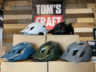 <img class='new_mark_img1' src='https://img.shop-pro.jp/img/new/icons15.gif' style='border:none;display:inline;margin:0px;padding:0px;width:auto;' />Troy Lee Designs [ FLOWLINE Mips HELMET 2023 ]  