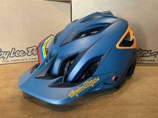 <img class='new_mark_img1' src='https://img.shop-pro.jp/img/new/icons15.gif' style='border:none;display:inline;margin:0px;padding:0px;width:auto;' />Troy Lee Designs [  A3 HELMET MIPS UNO BLUE 2023 ] 
M/L サイズ