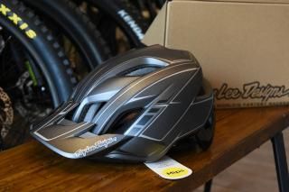<img class='new_mark_img1' src='https://img.shop-pro.jp/img/new/icons20.gif' style='border:none;display:inline;margin:0px;padding:0px;width:auto;' />ò Troy Lee Designs [ FLOWLINE SE HELMET ]  M/L 