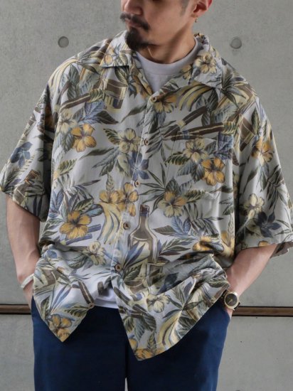 1990's Vintage CARIBBEAN
Open-Collar Silk Hawaiian Shirt