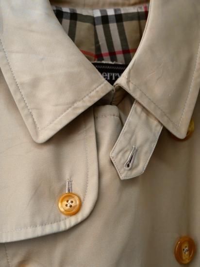 1980's Vintage Burberrys Trench-coat MADE IN SPAIN - Vintage 1980's Vintage Burberrys Trench-coat MADE IN SPAIN - Vintage