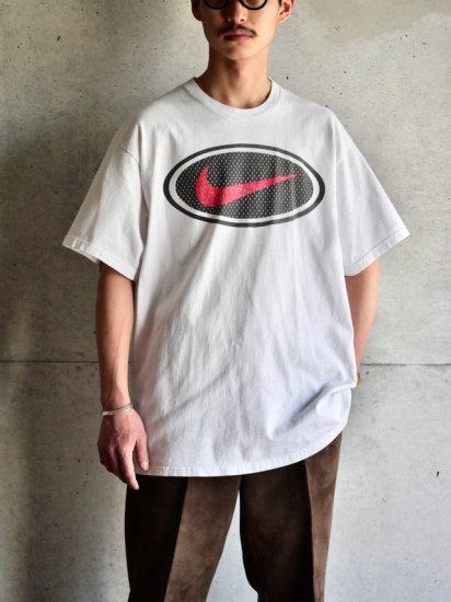 1990's Vintage NIKE Printed T-shirt
/ Made in USA.