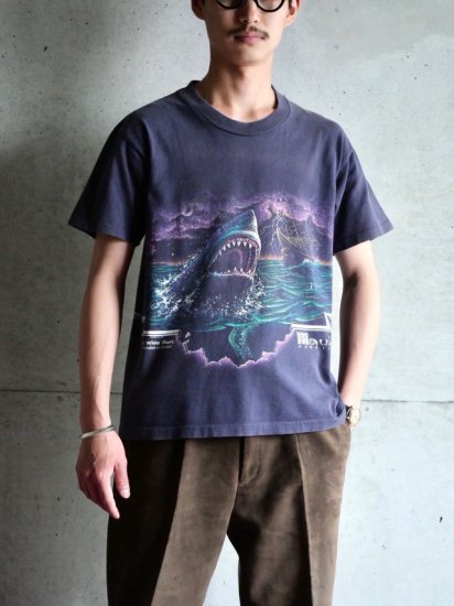 1990's Vintage Printed T-shirt
"Shark" / Made in USA.