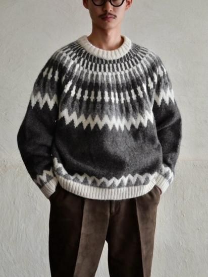 1990's PAUL JAMES Hand Knit Sweater
70% Wool  30% Alpaca / Made in England.