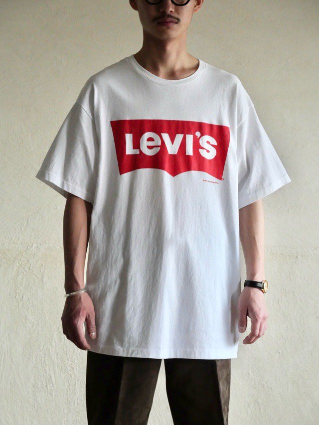 1990's Vintage Levi's Printed T-shirt
"Levi's Signature" / Made in USA.