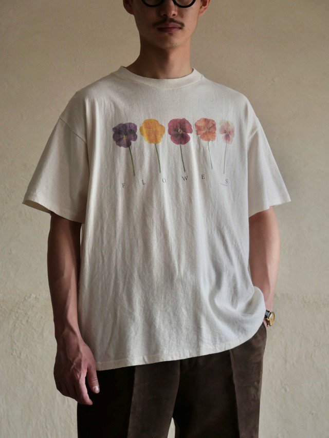 1990's Vintage Printed T-shirt "Flower"
ONEITA Power-T Body, Made in USA.