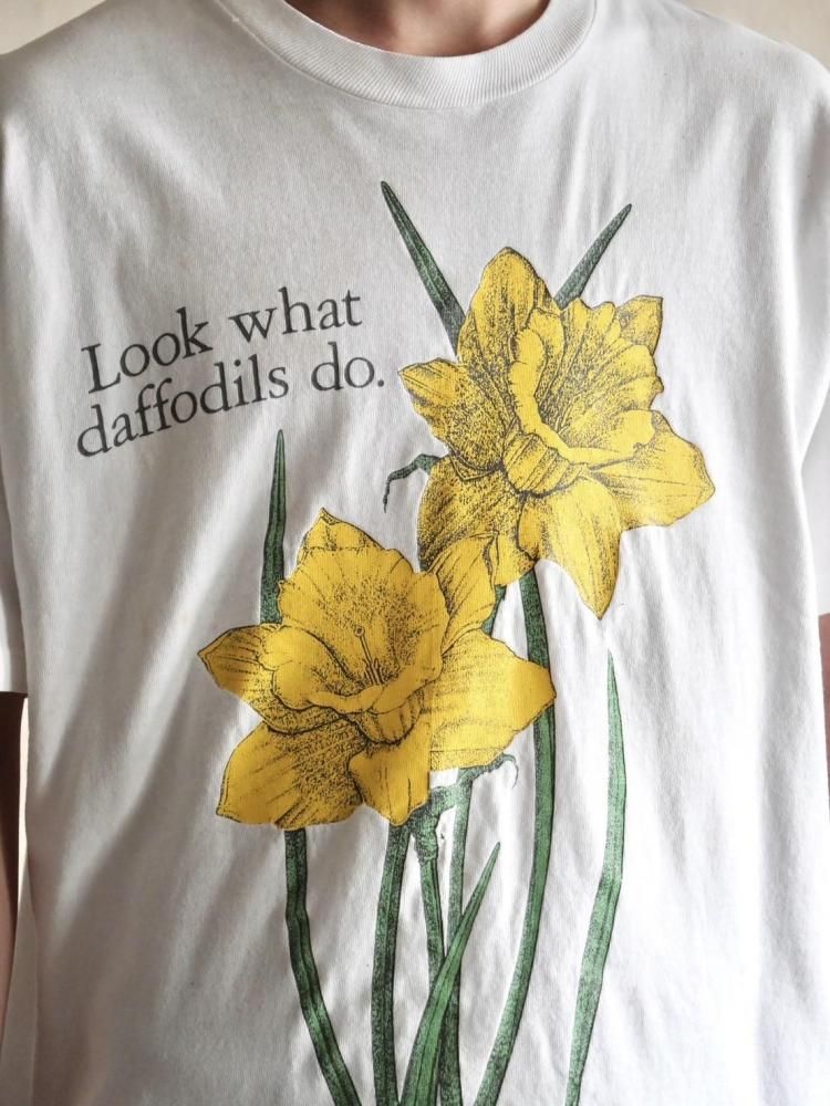 Graphic Vintage T-shirtġLook what daffodils do.