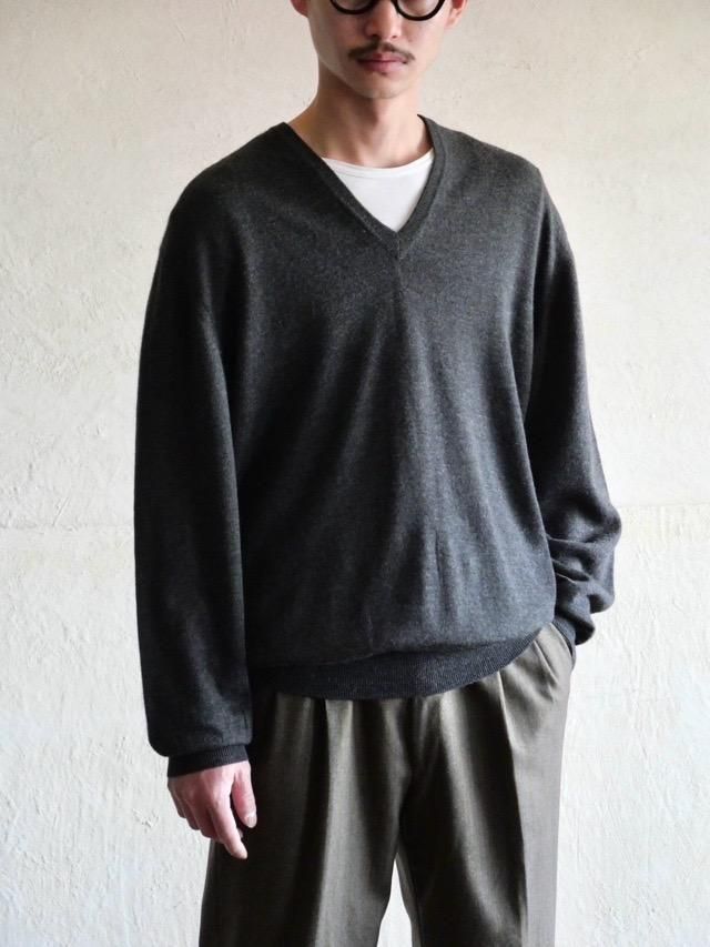 1990's Vintage GRAN SASSO V-neck Sweater, CHARCOAL / Made in Italy.