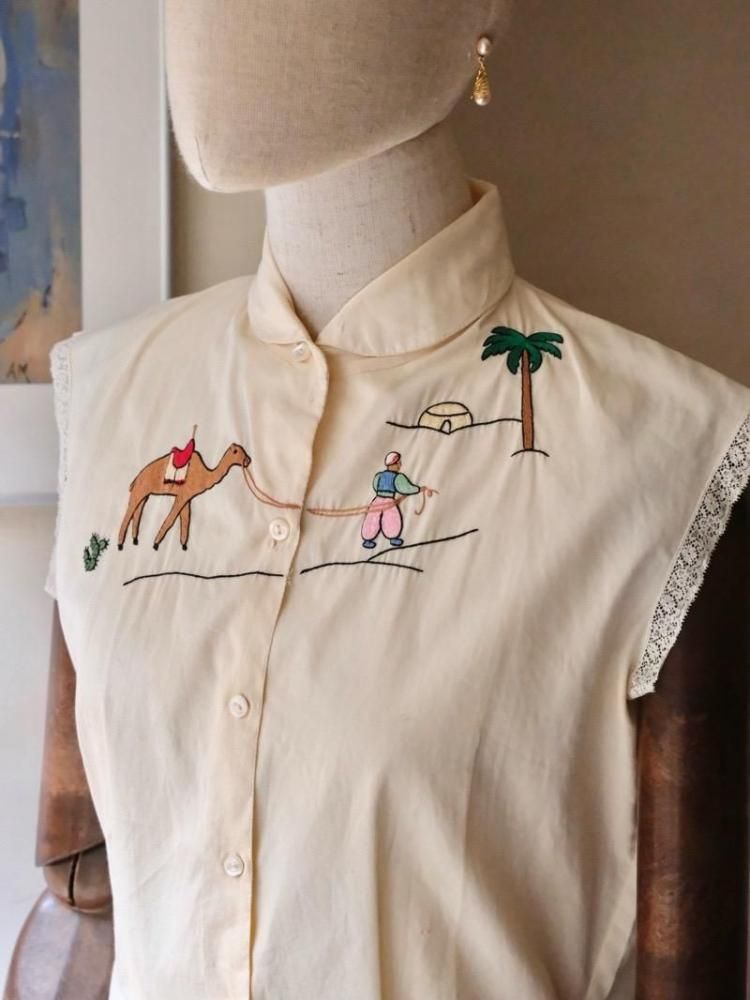 1980's Italian Vintage Embroidered Sleeve-less Blouse
