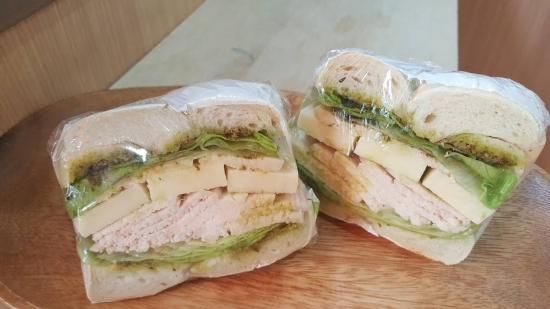 手作りチキンハム チーズとバジル ホール こだわりのベーグル屋 Fuji Bagel 手作りチキンハム チーズとバジル ホール こだわりのベーグル屋 Fuji Bagel
