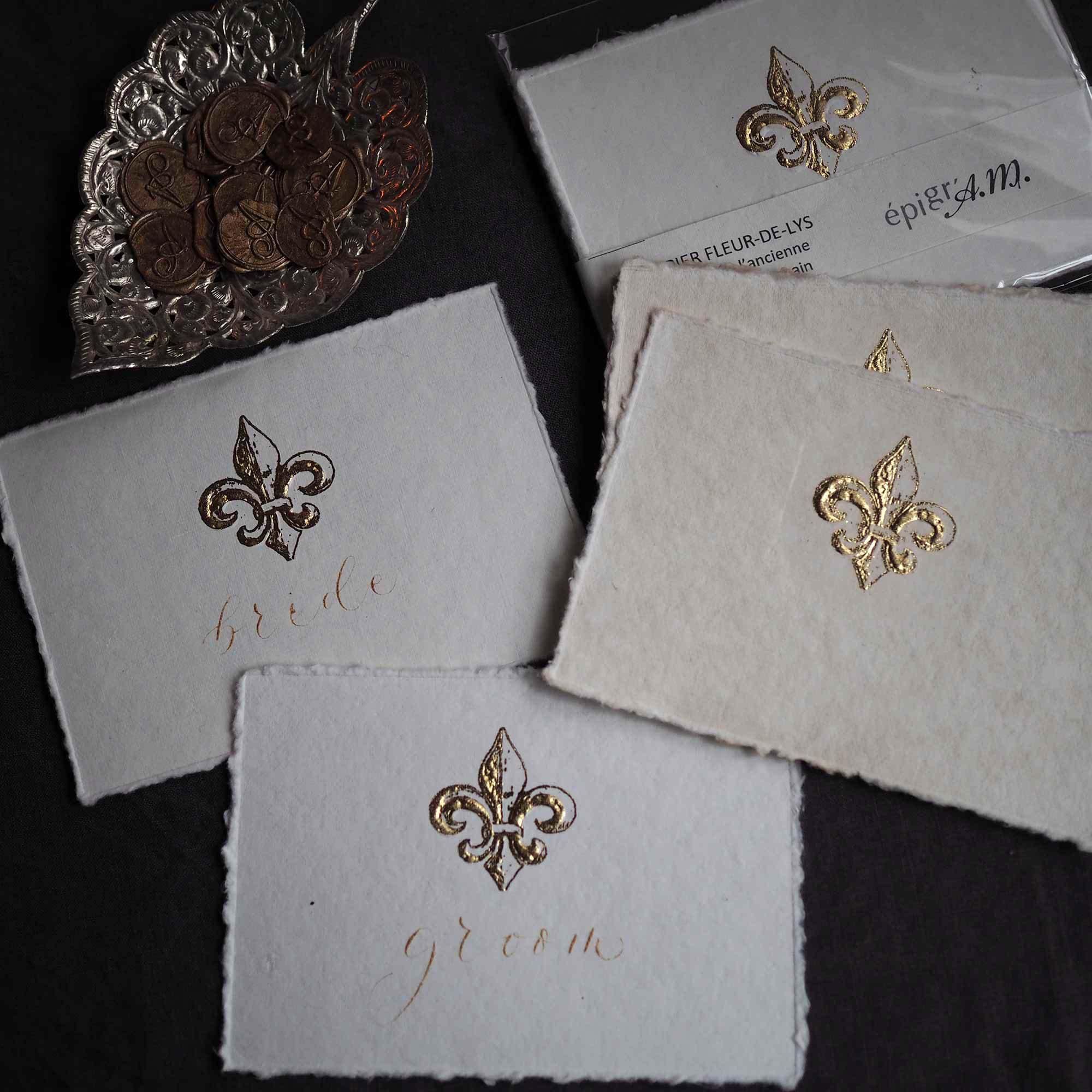 ヴェルサイユ宮殿で買ったクッションカバーフルールドリス刺繍