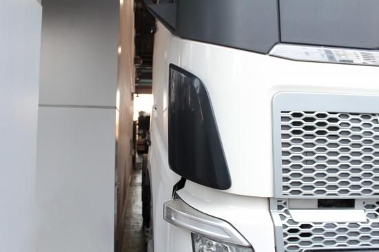 旧型volvoトラックグリルステップメッキ、フロントコーナー 旧型volvoトラックグリルステップメッキ、フロントコーナー