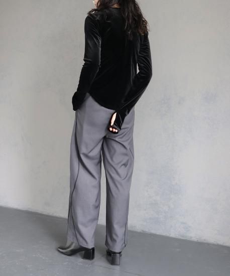 MEER. ベロアトップス 未使用品 ブラック 刺繍ロゴクルーネックベロアトップス | 秋冬のトレンド - unit