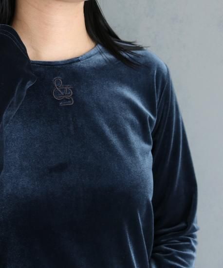 刺繍ロゴクルーネックベロアトップス | 秋冬のトレンド - unit