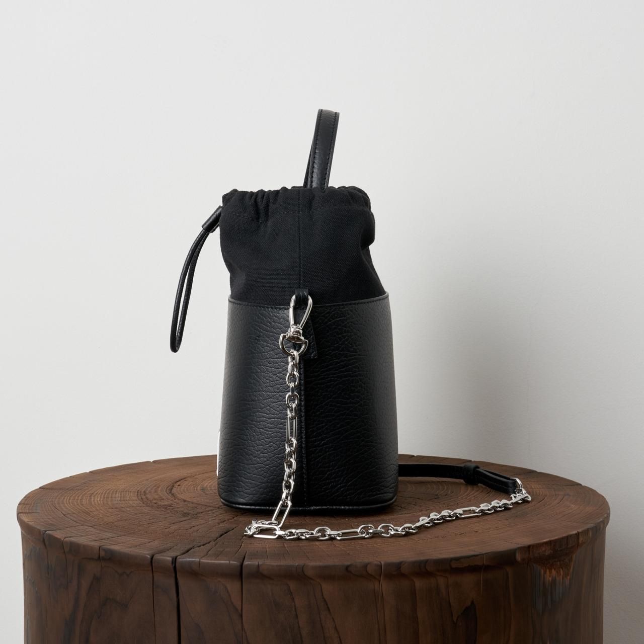 Maison Margiela PARIS FEMME 5ACバケットバッグBlack - Pale Jute Maison Margiela PARIS FEMME 5ACバケットバッグBlack - Pale Jute