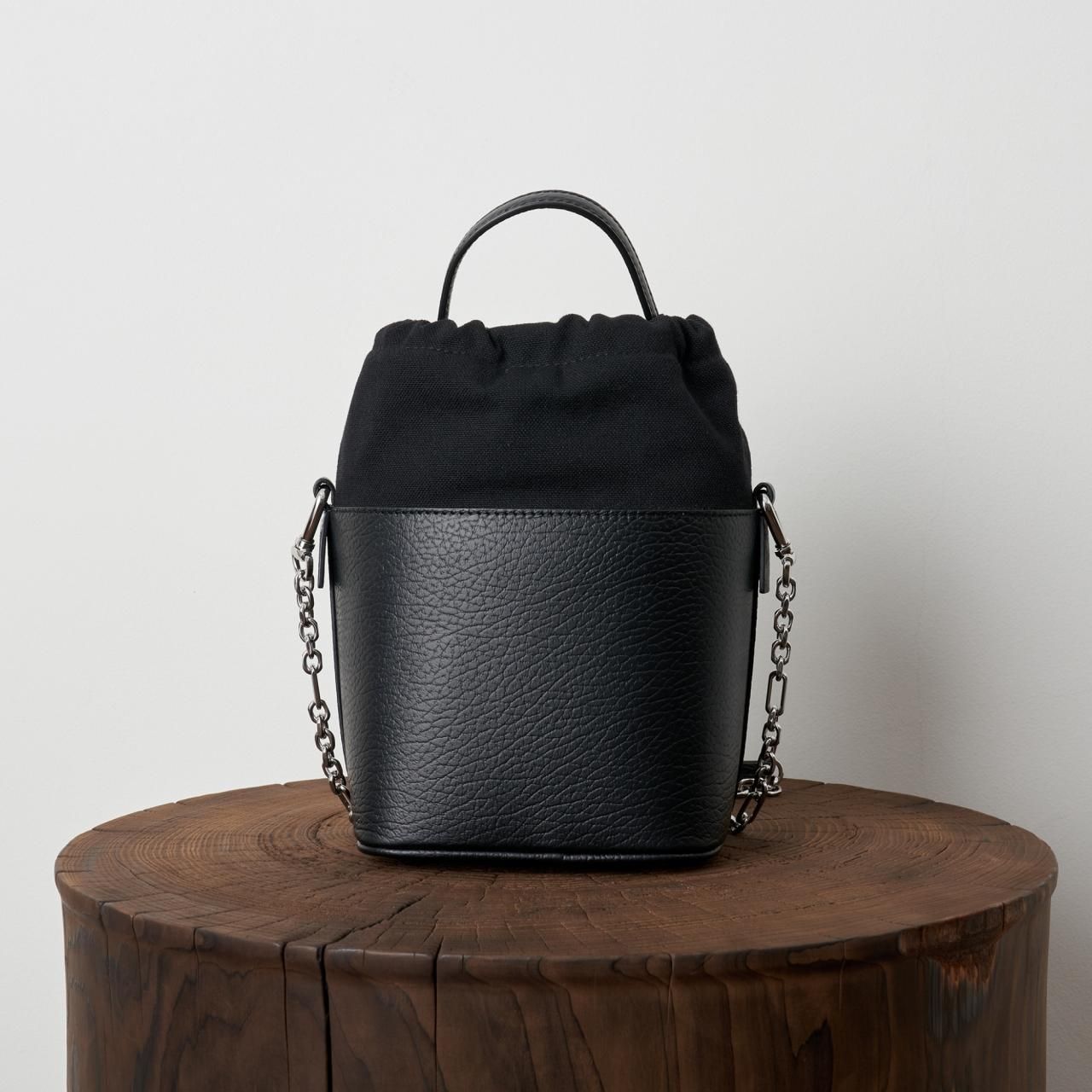Maison Margiela PARIS FEMME 5ACバケットバッグBlack - Pale Jute Maison Margiela PARIS FEMME 5ACバケットバッグBlack - Pale Jute