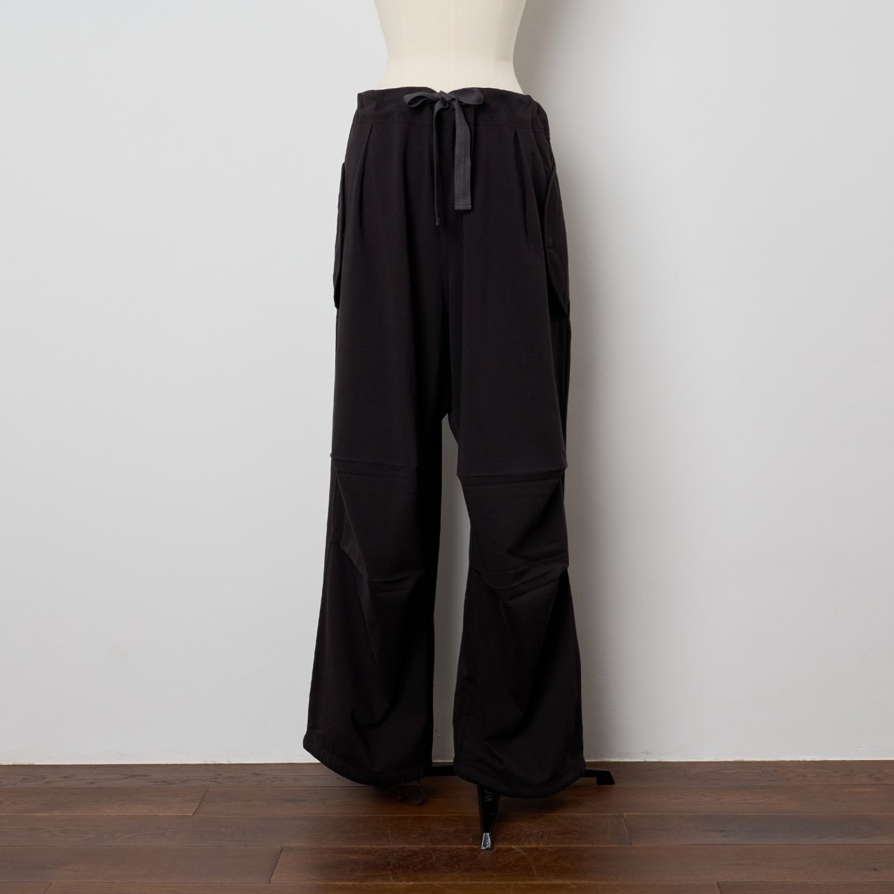 pelleq<BR>Twill cotton parachute trousers<BR>black