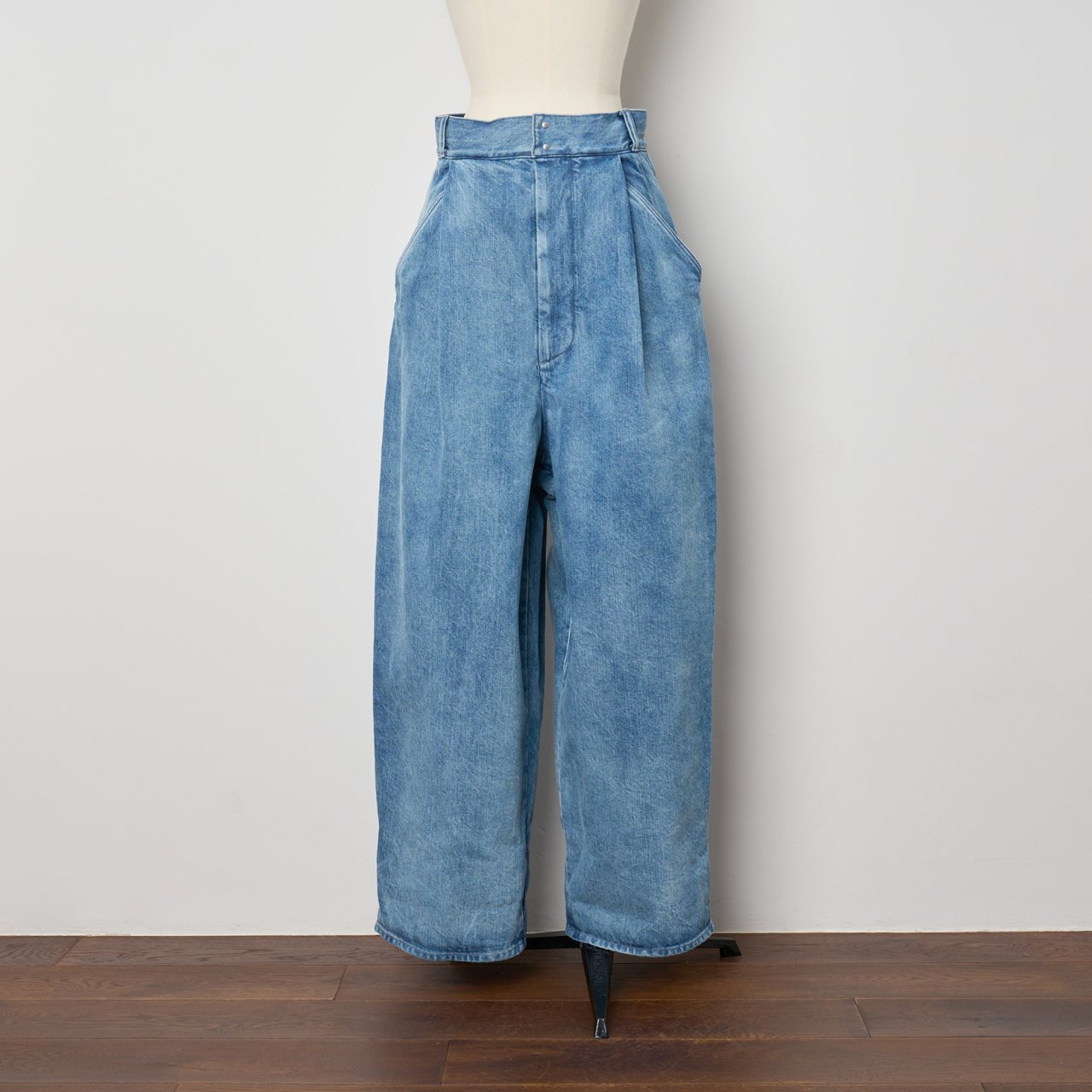 pelleq<BR>Tucked wide denim<BR>breached