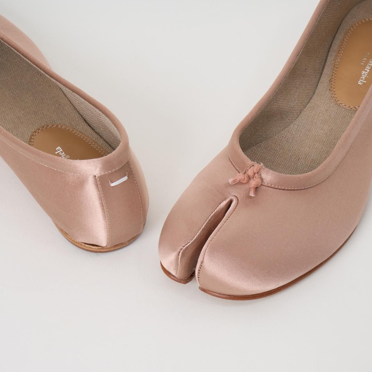 Maison Margiela PARIS FEMME Satin Tabi バレエシューズ Maison Margiela PARIS FEMME Satin Tabi バレエシューズ