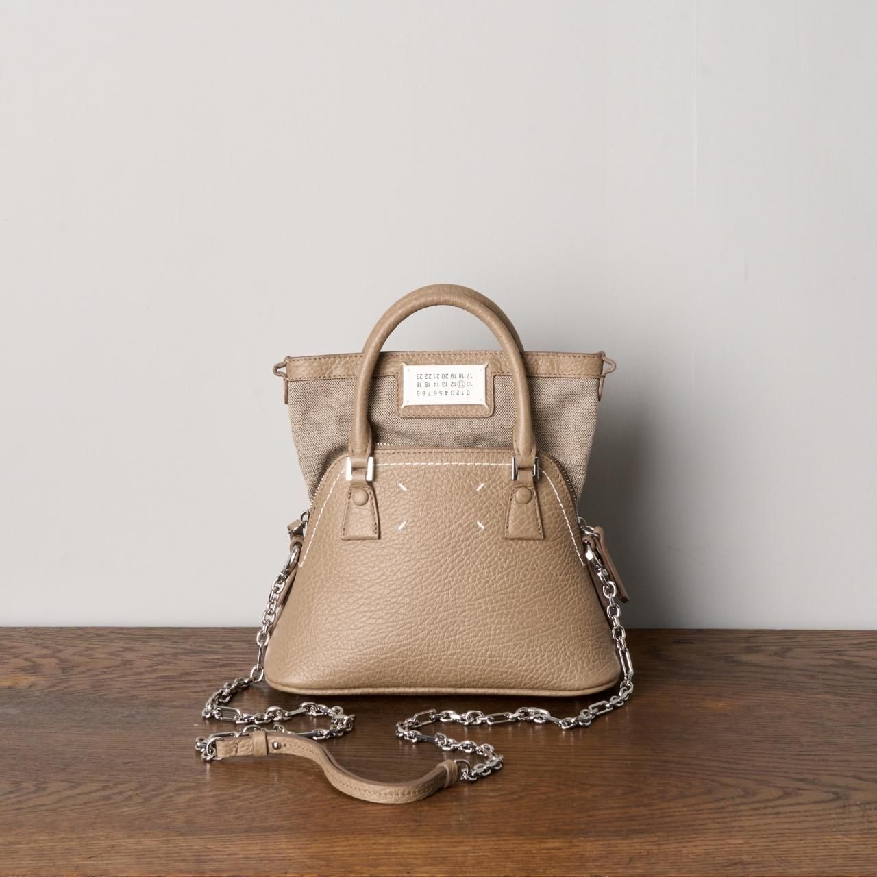 Maison Margiela PARIS FEMME 5ACマイクロバッグシャモア - Pale Maison Margiela PARIS FEMME 5ACマイクロバッグシャモア - Pale