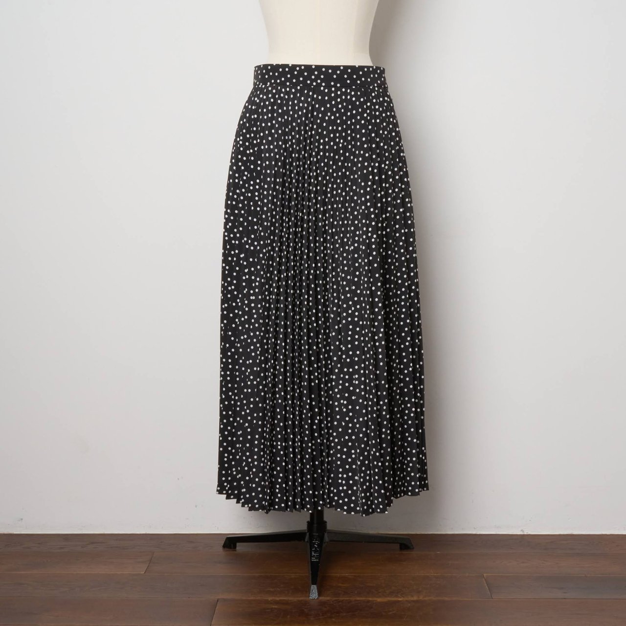 Pale Jute <BR>polka dot pleated skirt<BR>black × white