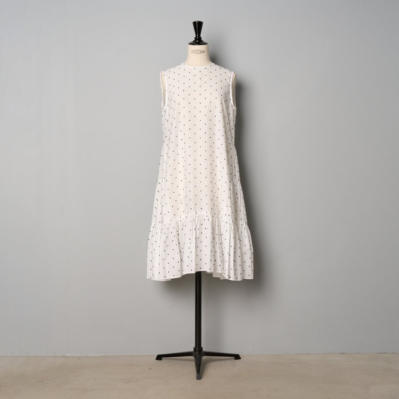 Pale Jute <BR>Tiered sleeveless dots one-piece<BR>white× navy