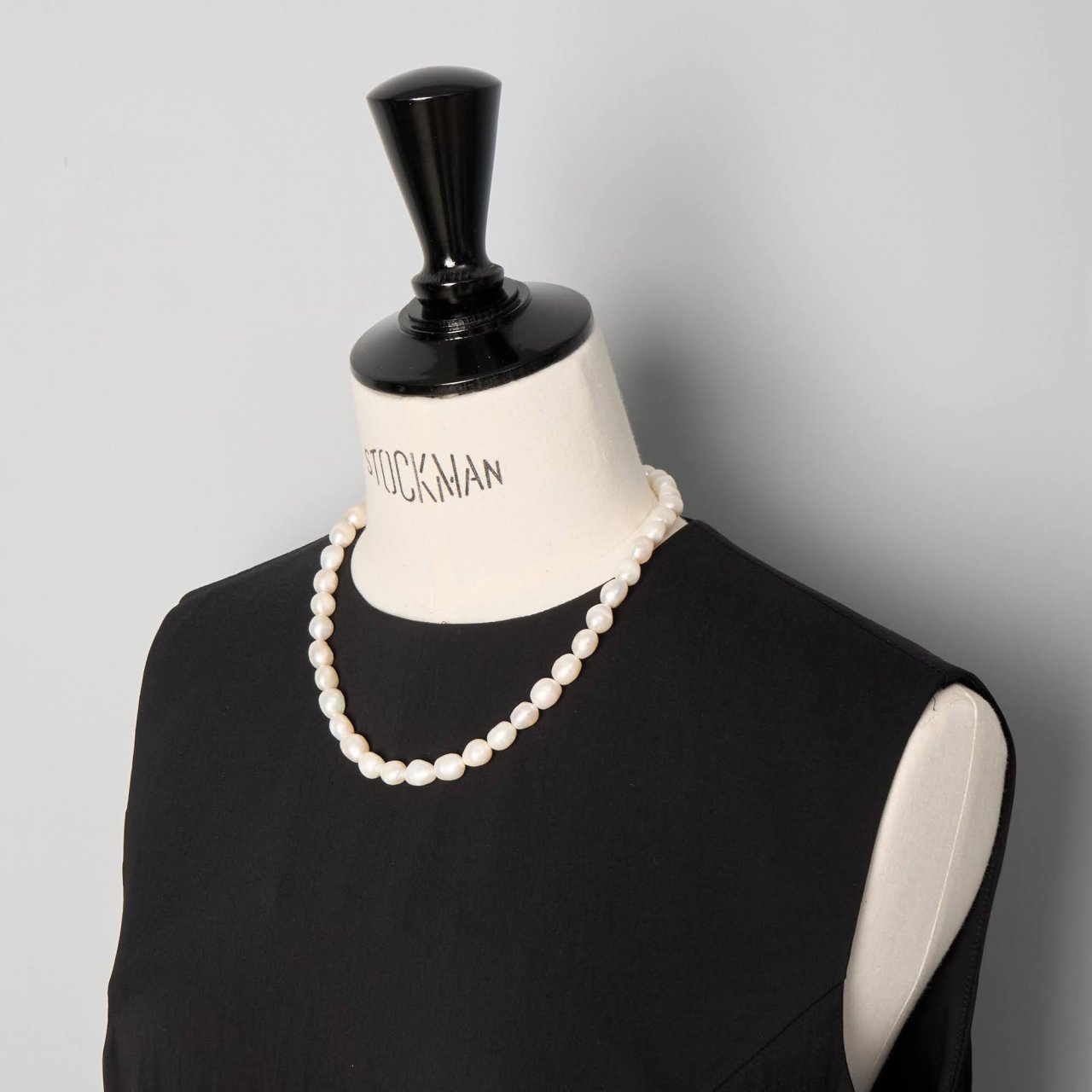 Pale Jute <BR>Basic large pearl necklace <BR> white