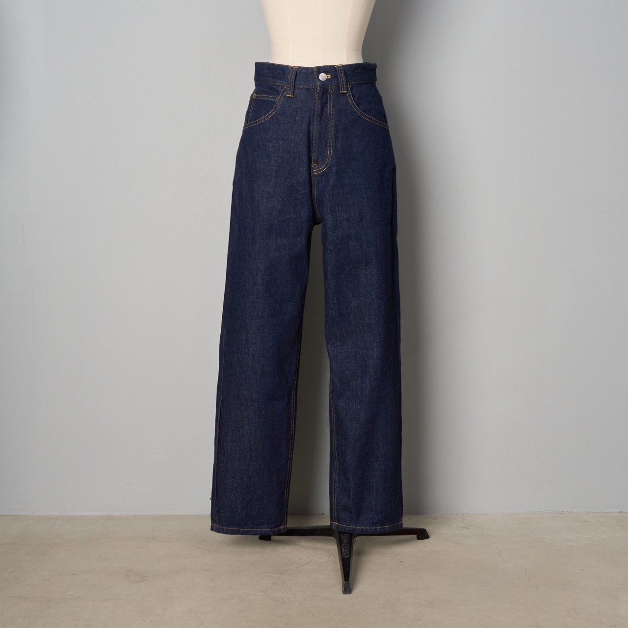 Pale Jute <BR>basic tapered denim pants<BR>