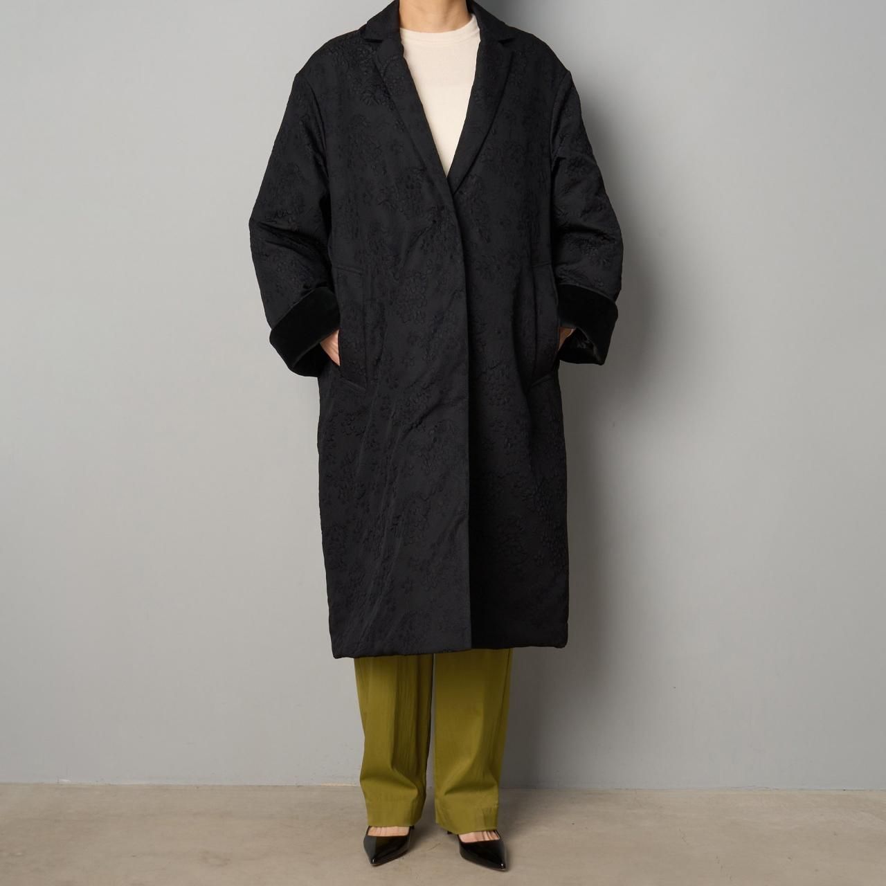 Pale Jute <BR> Black flower jacquard coat<BR> black
