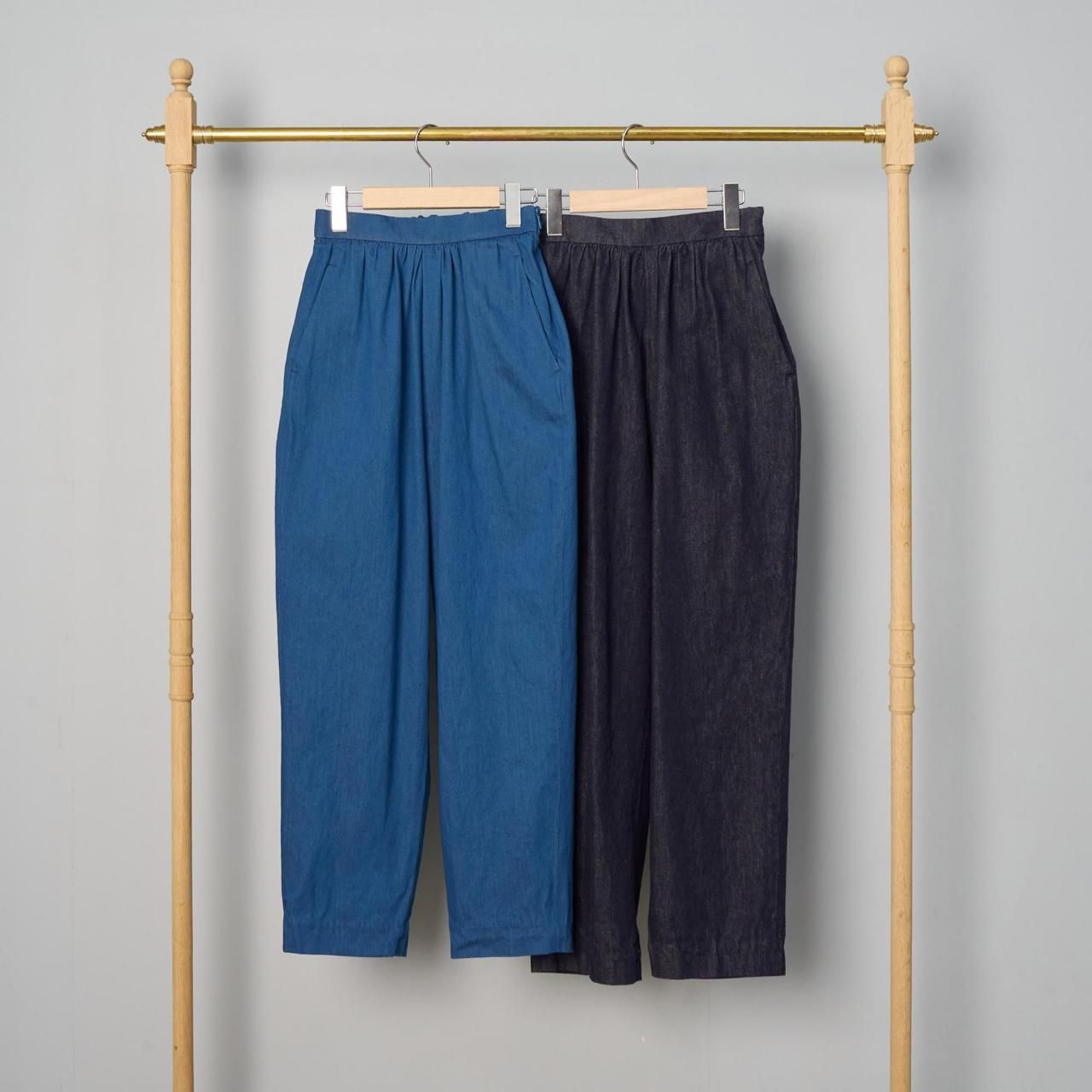 Pale Jute<BR>denim gather pants<BR>