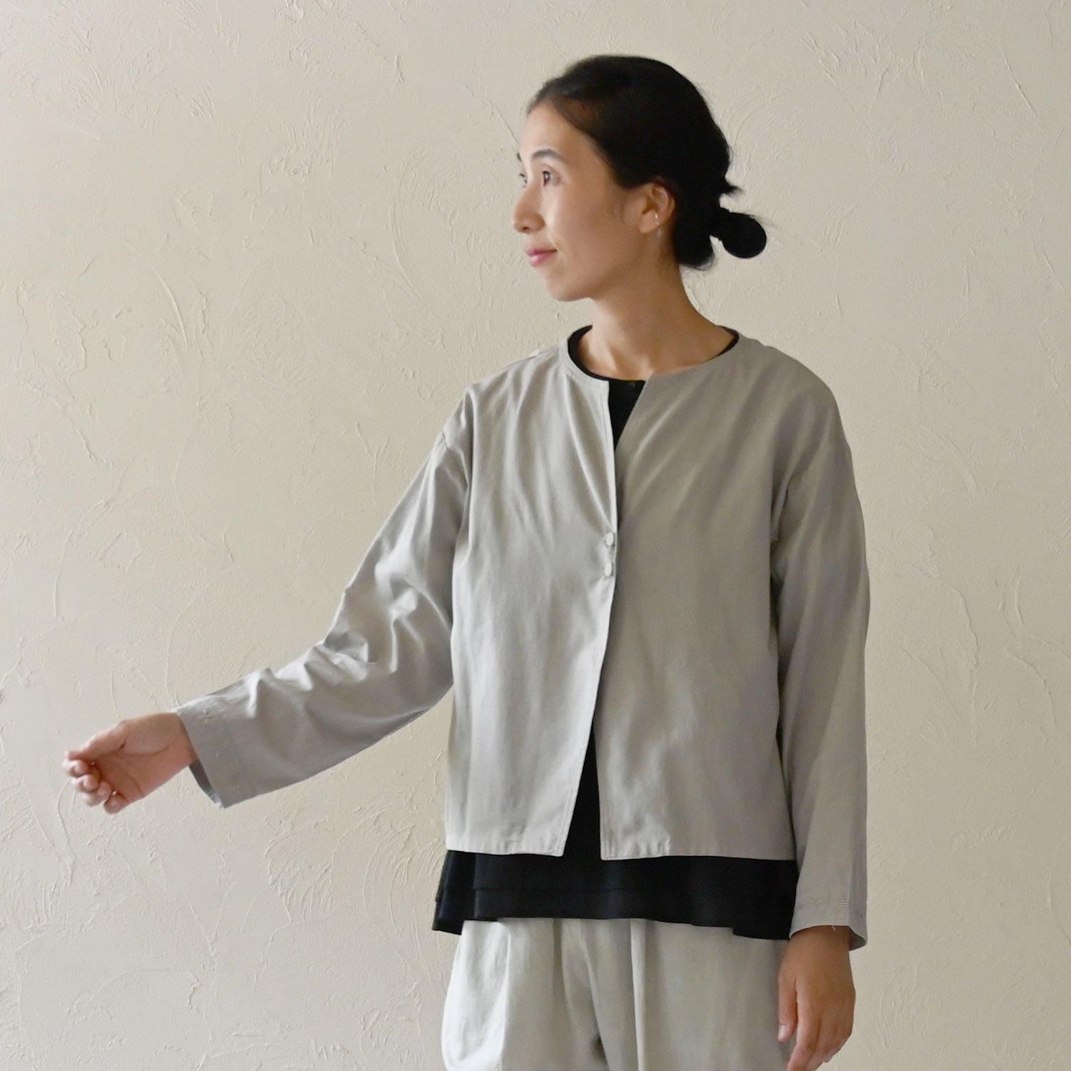 極美品✨COLUMN コラム　ノーカラージャケット　オフ白　38 ノーカラー金釦ジャケット アウター ノーカラージャケット[品番