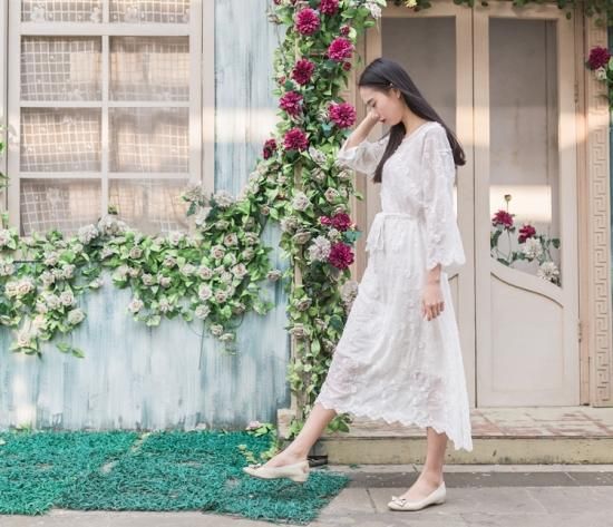 清楚かわいい花柄刺繍 ゆったりロング丈の袖あり白ワンピース