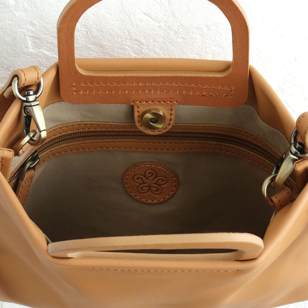 COACHショルダーバック牛本革　大きめ　キャメル 大人のサコッシュ 本牛革 『2wayレザーショルダーバッグ Square