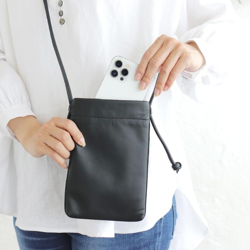 本革スマホショルダー chalk アシスタントポーチにもなるレザー 本革スマホショルダー chalk アシスタントポーチにもなるレザー