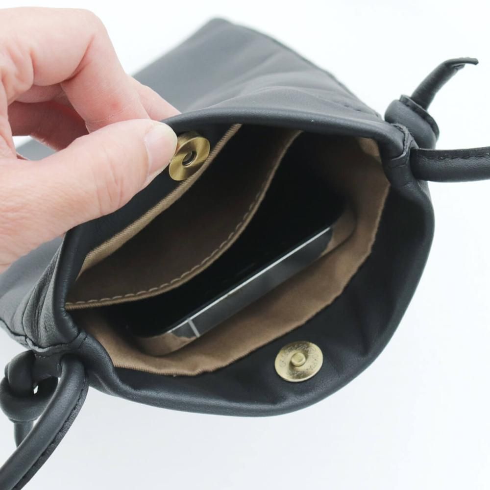 本革スマホショルダー chalk アシスタントポーチにもなるレザー