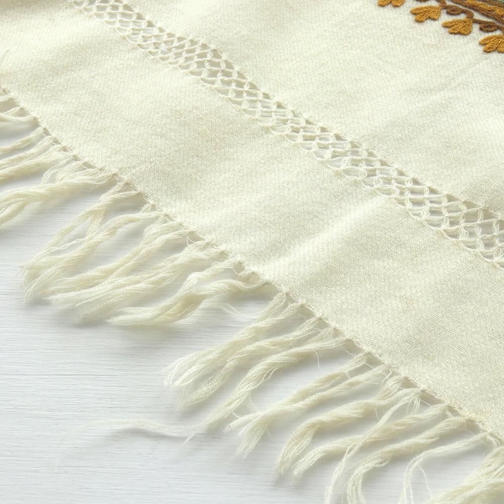 カシミール刺繍ストール | オフホワイト | 手刺繍 - アジアの手 カシミール刺繍ストール | オフホワイト | 手刺繍 - アジアの手