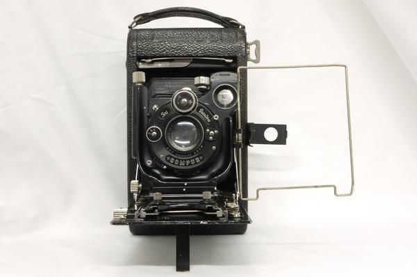 ロールフィルム式、乾板式の2方式の大型スプリングカメラ