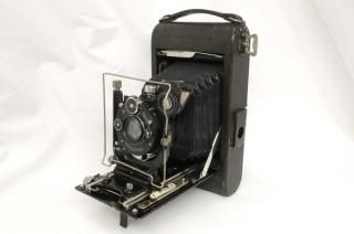 ロールフィルム式、乾板式の２方式の大型スプリングカメラ