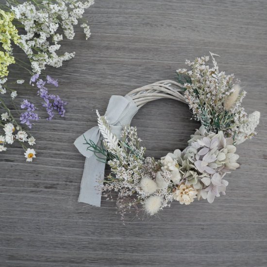くすみグレーと紫陽花のリース・グレーカラーリボン - IZURU ～北海道ガーデンからの贈り物