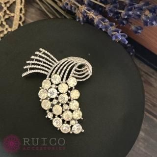 トリファリのアクセサリー TRIFARI -RUICO ACCESSORIES 激安セール商品 ◇トリファリ:金+多色ストーンのブローチ:ヴィンテージコスチュームジュエリー ブローチ/コサージュ