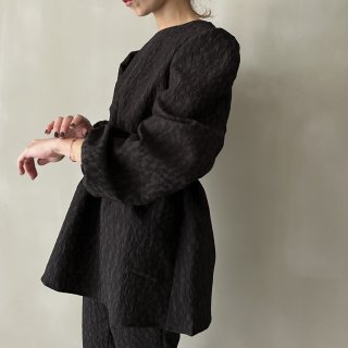 <img class='new_mark_img1' src='https://img.shop-pro.jp/img/new/icons56.gif' style='border:none;display:inline;margin:0px;padding:0px;width:auto;' />jacquard blouse(BK)
