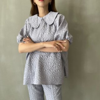 <img class='new_mark_img1' src='https://img.shop-pro.jp/img/new/icons56.gif' style='border:none;display:inline;margin:0px;padding:0px;width:auto;' />emboss eri blouse(light gray)