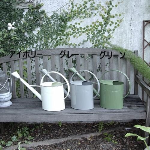Metal outdoor watering can 