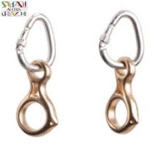 <img class='new_mark_img1' src='https://img.shop-pro.jp/img/new/icons12.gif' style='border:none;display:inline;margin:0px;padding:0px;width:auto;' />【メール便】 アンドレアサンポーリ(ANDREA SAMPOULI) ピアス カラビナ&エイト環 (カラー:シルバー) 【ANP012SV】