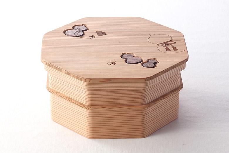 骨董　大名弁当　牡丹に亀甲　弁当箱　手提げ　時代物　漆　木箱 骨董 大名弁当 牡丹に亀甲 弁当箱 手提げ 時代物 漆 木箱