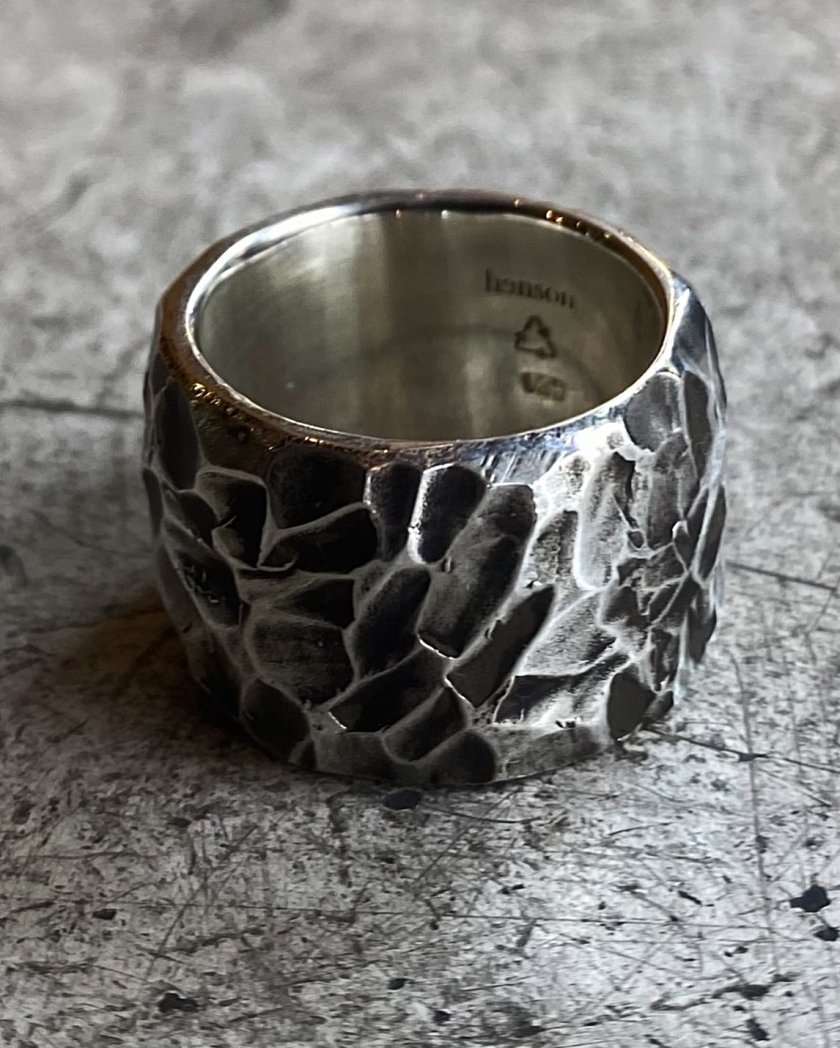 【CARVED THICK RING】