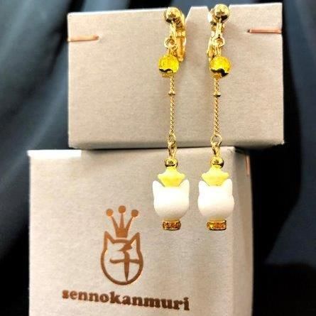 猫モチーフデザインのオリジナルイヤリング【猫ホワイト・冠イエロー】